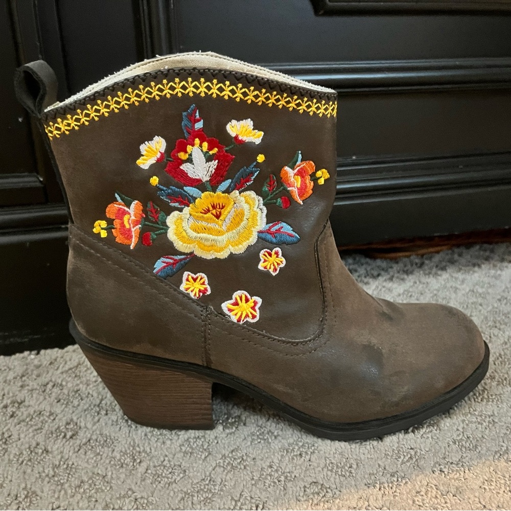 Women’s Rocketdog gray boots size 8M.